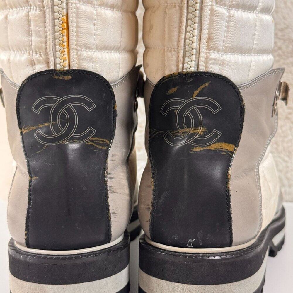 VINTAGE Chanel White & Gray Quilted Ski Boots Size 38. - Picture 8 of 16